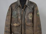 une vieille veste en cuir toute rafistolée