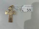 une croix en or accrochée au mur à côté d'une étiquette de prix