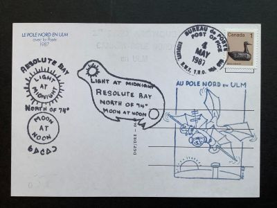 une enveloppe sur laquelle sont dessinés une carte et des timbres