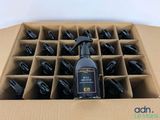 une bouteille de produit nettoyant posée dans une boîte en carton