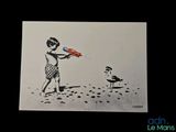 tableau représentant une jeune fille et une mouette sur la plage, avec une bouteille de soda