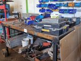 un établi avec de nombreux outils dans un garage