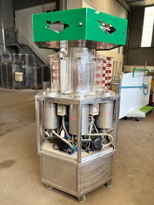 une machine qui se trouve au milieu d'un entrepôt