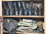 plusieurs paires de chaussures sur une étagère dans un placard
