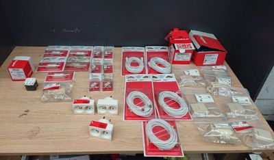 une table sur laquelle sont posés de nombreux appareils électroniques