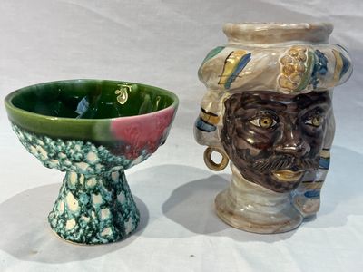 deux vases posés l'un à côté de l'autre sur une table