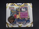 une photo d'une carte à collectionner Pokémon accompagnée d'un pin's