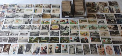beaucoup de vieilles cartes postales sur la table