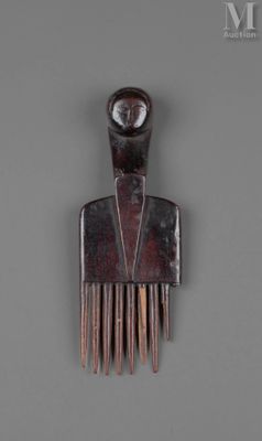 une image représentant un peigne en bois sur lequel figure le visage d'un homme