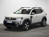 le SUV blanc est garé dans une pièce au sol en damier