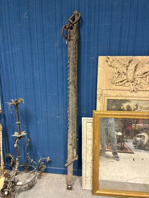 une photo d'une pièce avec un miroir et un miroir posé par terre