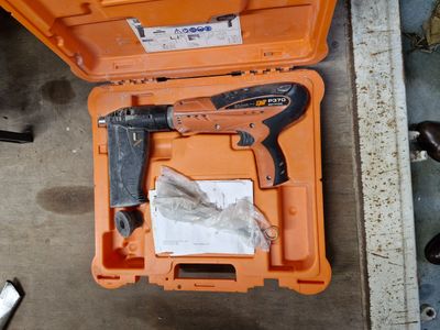 une boîte à outils orange contenant un marteau et un tournevis