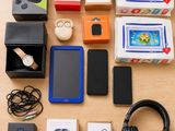 de nombreux appareils électroniques et des écouteurs disposés sur une table