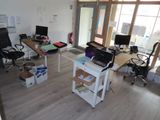une photo d'un bureau à domicile avec un bureau et deux ordinateurs