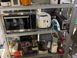 une cuisine équipée d'un micro-ondes, d'un grille-pain, d'un grille-pain, d'un grille-pain et d'autres ustensiles rangés sur les étagères