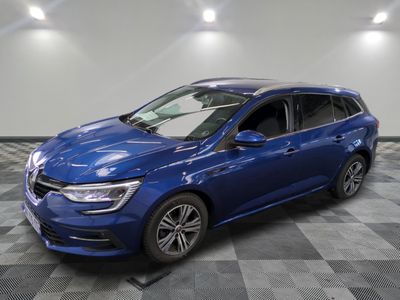 une voiture bleue garée dans un garage au sol en damier