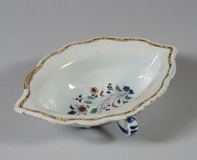 un bol blanc orné d'un motif bleu et jaune