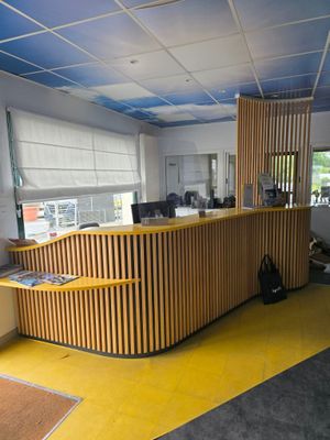 un grand comptoir en bois au milieu d'une pièce