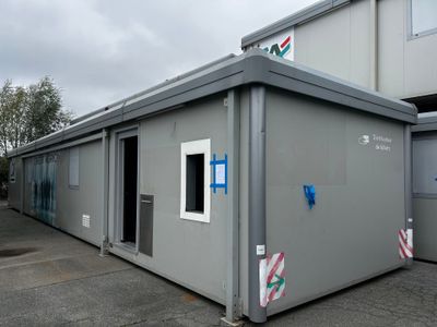 un petit bâtiment muni d'une porte et de fenêtres donnant sur l'extérieur