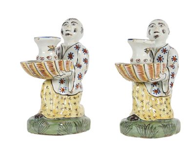 paire de figurines en céramique représentant un homme et une femme tenant un vase