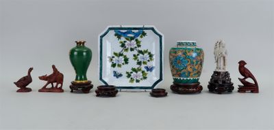 de nombreux vases et figurines de toutes sortes posés sur une table