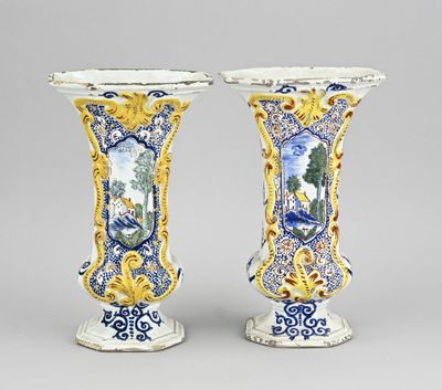 une paire de vases bleus et blancs décorés d'une peinture