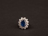 bague en saphir bleu et diamant sur fond noir
