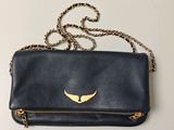 un sac à main noir orné d'un cœur doré