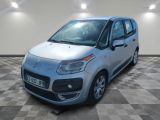 la petite voiture argentée est garée sur un carrelage à carreaux
