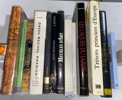 de nombreux livres qui se trouvent sur une étagère dans la pièce