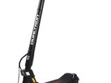 gros plan d'un scooter sur fond blanc