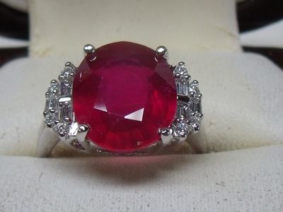 Bague en or blanc 18K, sertie d’un rubis traité ovale de 6,7…