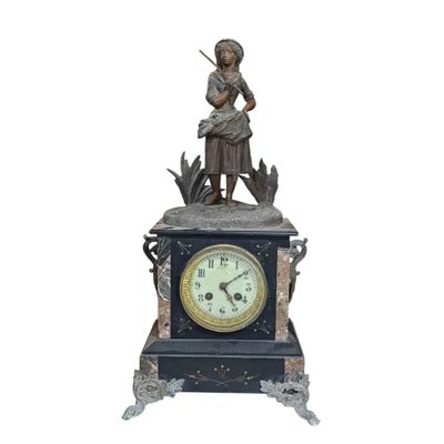 une horloge surmontée d'une statue de femme