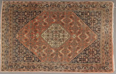 un tapis persan ancien orné d'un motif en losanges