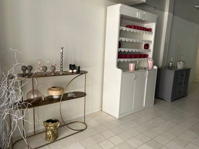une photo d'une cuisine avec un carrelage blanc au sol et des murs blancs