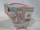 un vase rose et bleu avec un oiseau dessus