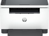 L'imprimante laser HP est posée sur le plateau d'impression.