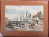 tableau représentant un pont enjambant une rivière, avec des personnes assises sur la rive