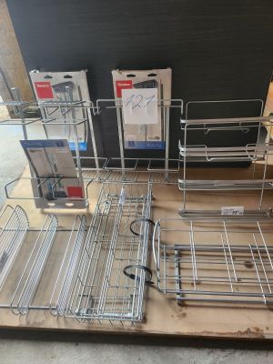 Lot d’accessoires de rangement métalliques – cuisine / salle…