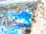 un tableau représentant une voiture bleue au milieu d'un champ