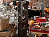 de nombreuses boîtes contenant des objets divers dans une pièce