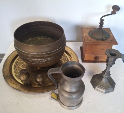 de nombreux objets anciens posés sur une table