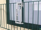 une photo d'un portail avec une fenêtre en arrière-plan