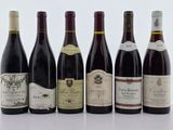 plusieurs bouteilles de vin sont alignées sur une table