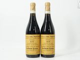 deux bouteilles de vin posées l'une à côté de l'autre sur une table