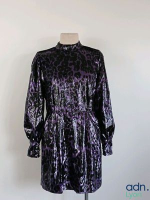 La robe est violette et noire, avec un imprimé léopard.