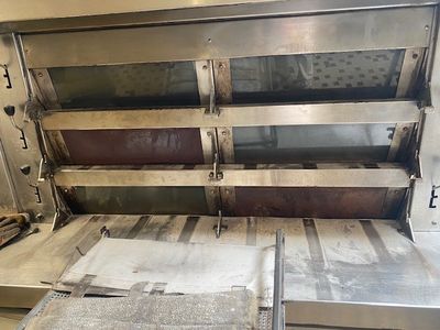 une image représentant une machine en train de fonctionner sur une feuille de papier