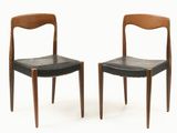 une paire de chaises avec des assises en cuir noir et des pieds en bois