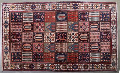 IRAN. Tapis en laine à décor de jardin.