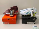 deux paires de chaussures de foot posées sur une boîte